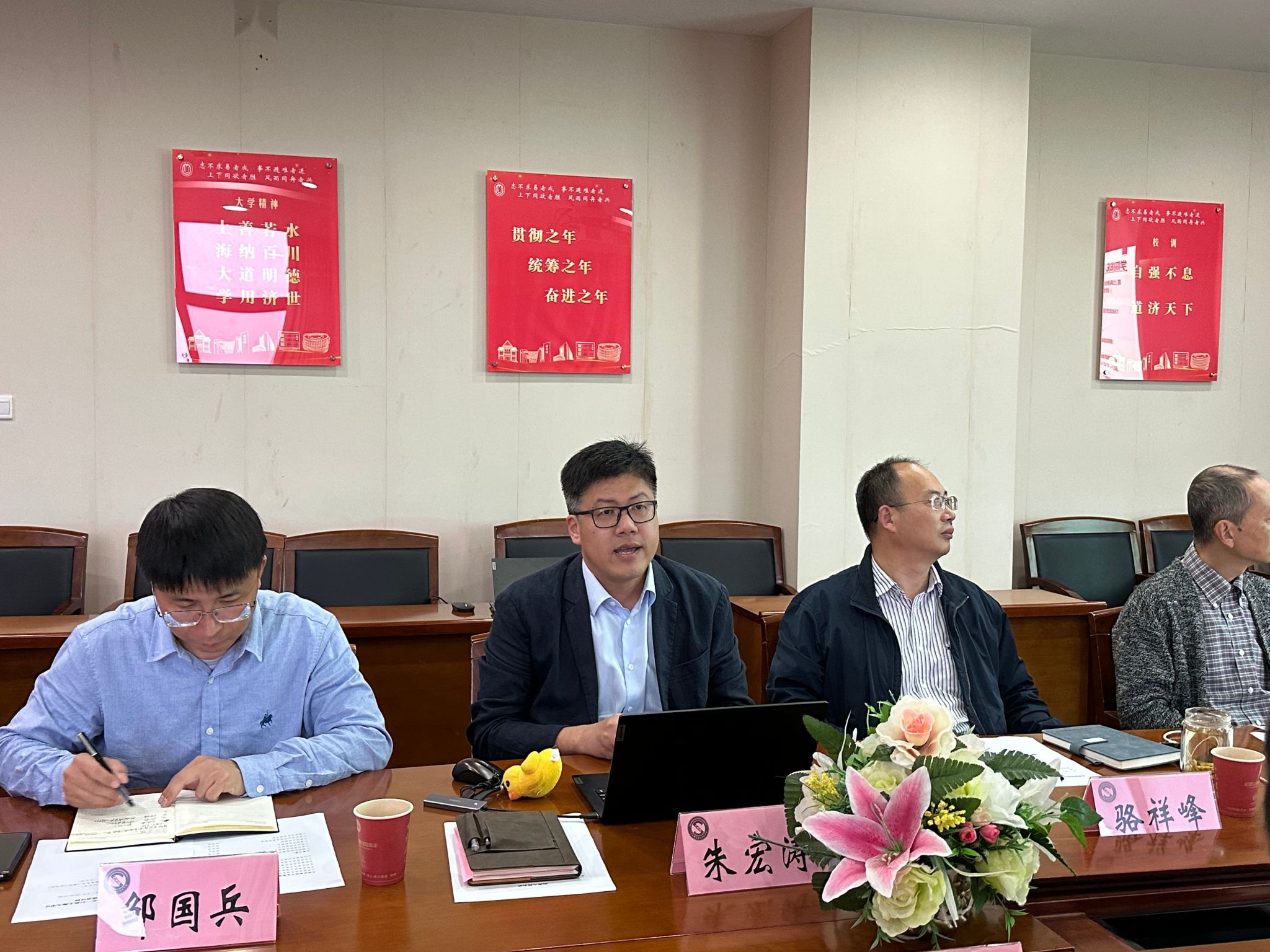 讲话照片2.jpg 讲话照片2.jpg